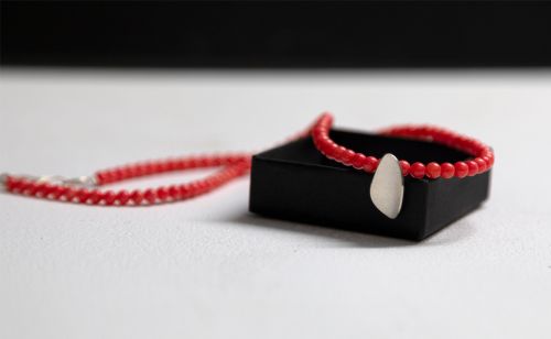 tellina necklace with coral beads